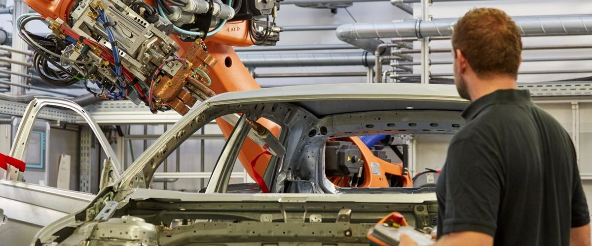 Volkswagen будет печатать металлические детали для автомобилей.