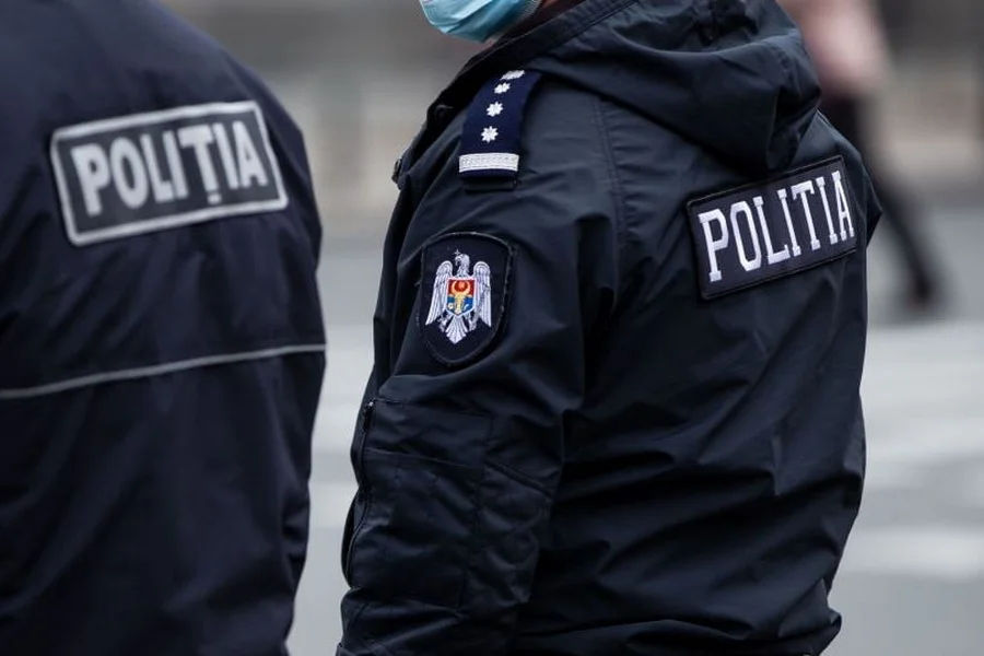 Un polițist, îmbrâncit și lovit de un bătăuș la Rezina. Agresorul, reținut.