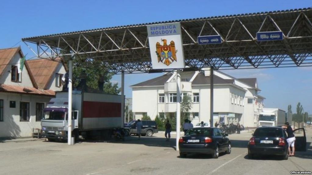 Пограничники составили протокол, а водитель вернулся в страну в качестве пассажира.