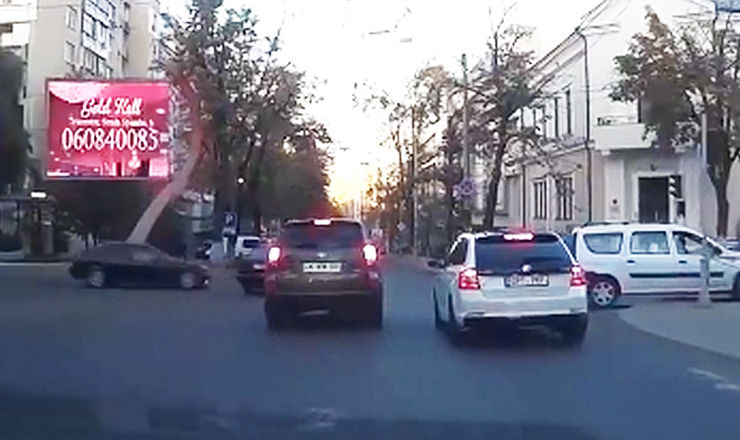 Столкновение BMW и Mercedes в центре столицы попало на видео.