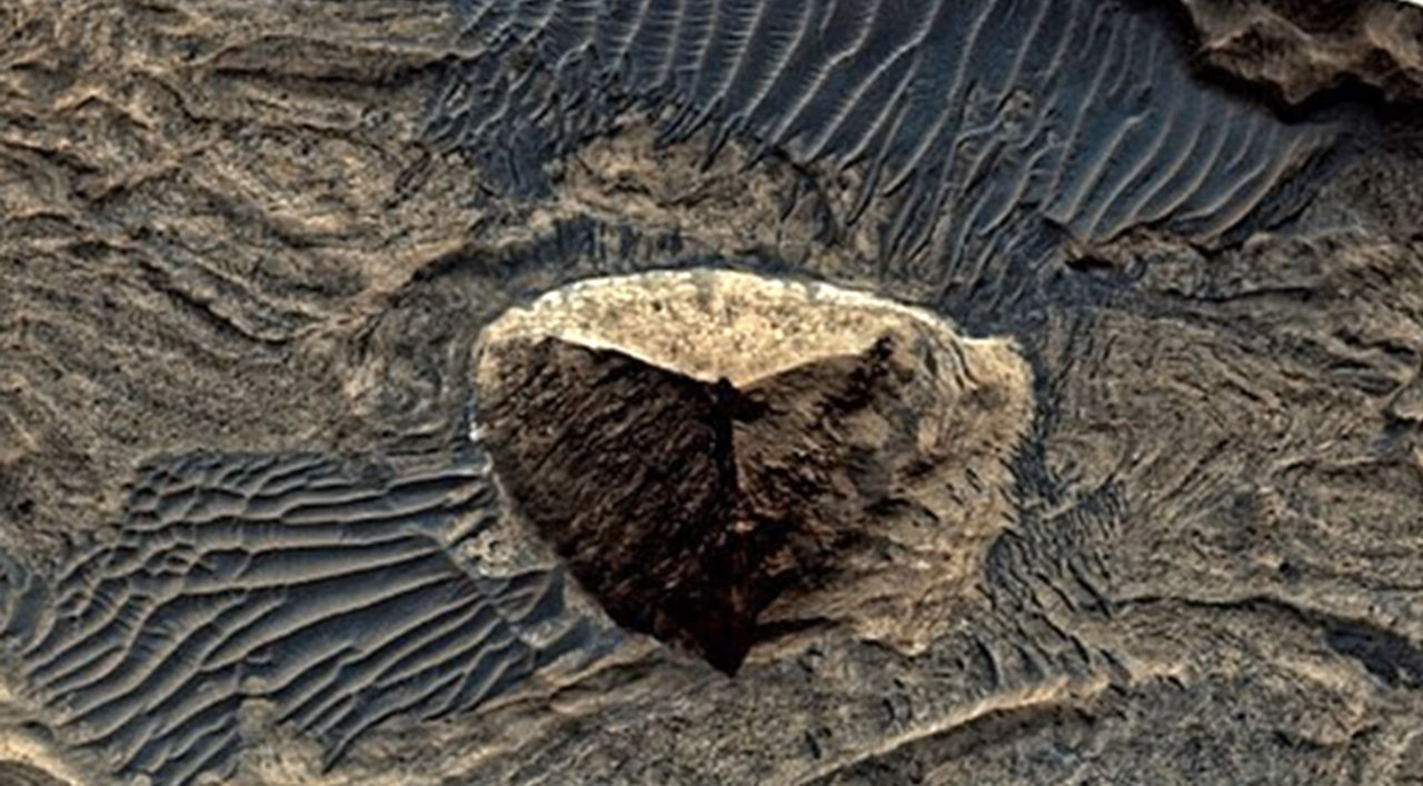 Больше, чем в Египте: на снимках Марса обнаружили гигантскую трехгранную пирамиду.