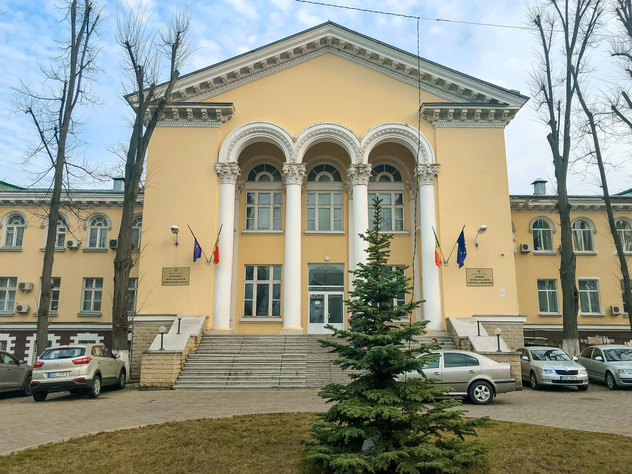 Посольство России передало минздраву Молдовы тест-системы и реагенты.