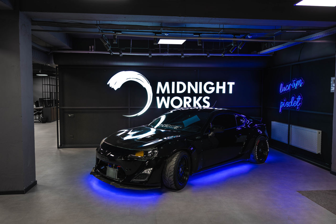 Спортивный дрифт автомобиля прям в офисе Midnight.Works