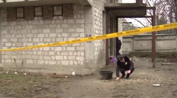 Se presupune că victima a fost lovită cu bestialitate cu un obiect dur, fiindu-i cauzate leziuni grave ce au provocat decesul victimei.