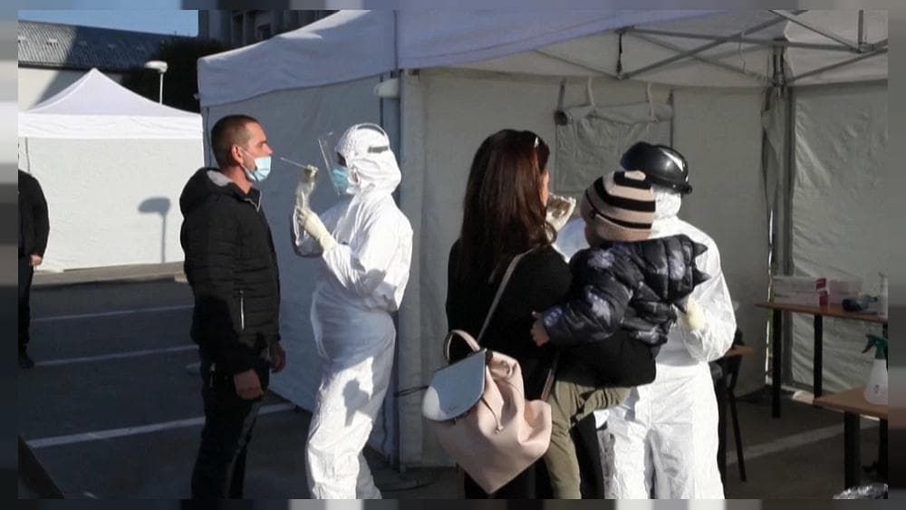 Европейские страны снова вводят жесткие ограничения в связи с пандемией.
