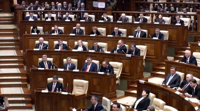 Первое заседание парламента получилось эмоциональным.
