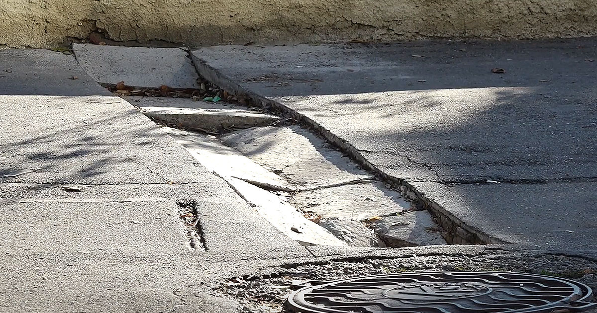 O groapă din centrul Bălțiului rămâne nereparată de mai bine de o lună.