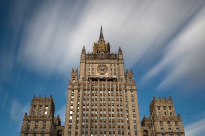 Российская сторона заявляет украинской стороне решительный протест и требует прекратить обстрелы российской территории.