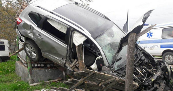 В результате ДТП в Хынчештах автомобиль врезался в ограждение.