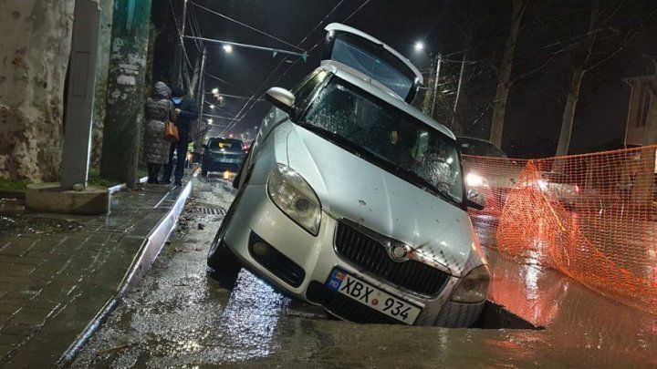 Столичный автомобилист угодил в яму на Буюканах.