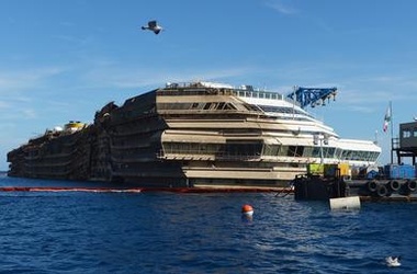 На потерпевшем крушение лайнере Costa Concordia остались ценности на миллионы евро. Фото: AFP