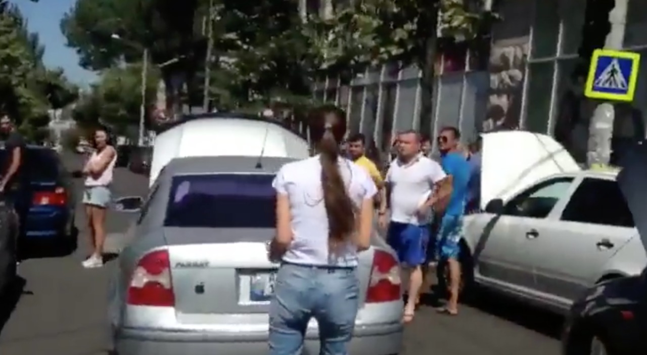 Протестующие в Кишиневе не позволяли проехать женщине, которая везла лекарства больному ребенку.