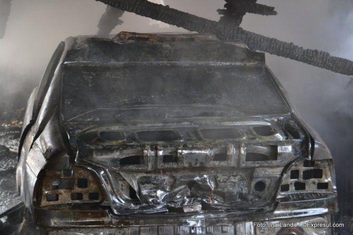 Un automobil de marca BMW a luat foc în curtea unui locuitor din Ungheni. Foto: expresul.com