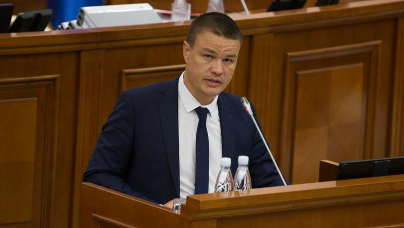 Робу утверждает, что его шантажировал один из известных беглецов страны.