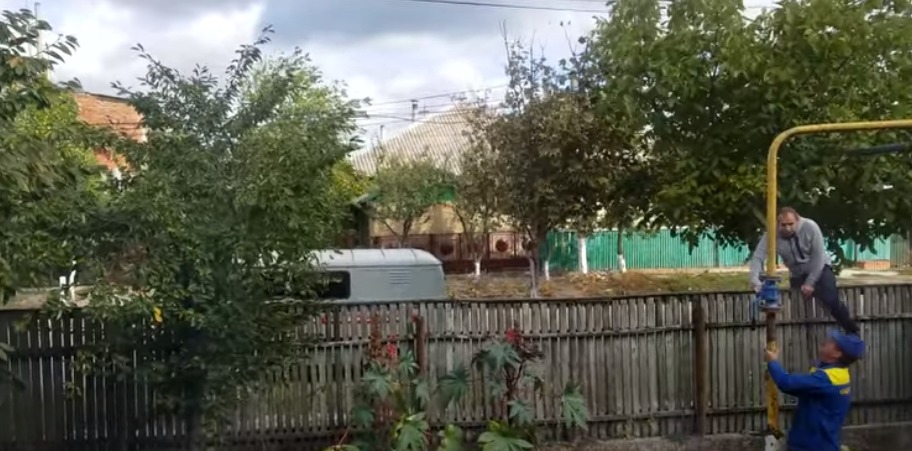 В Комрате сотрудники «Гагауз-газ» перепрыгивают через заборы.