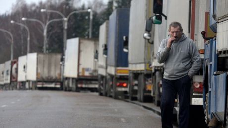 Poliţia din Ucraina propune conducătorilor de camioane din Rusia să-i protejeze de protestatarii ucraineni care îi împiedică să se deplaseze.