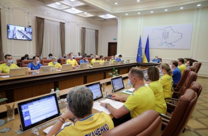 Украинские министры пришли на заседание кабмина в форме сборной по футболу.