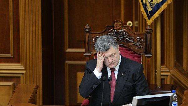 Согласно конституции Украины президент страны пользуется правом неприкосновенности на время исполнения полномочий.
