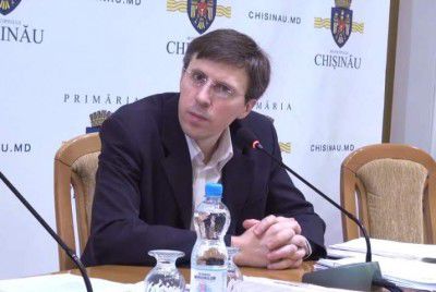 Столичный градоначальник объявил войну рекламным панно Кишинева.