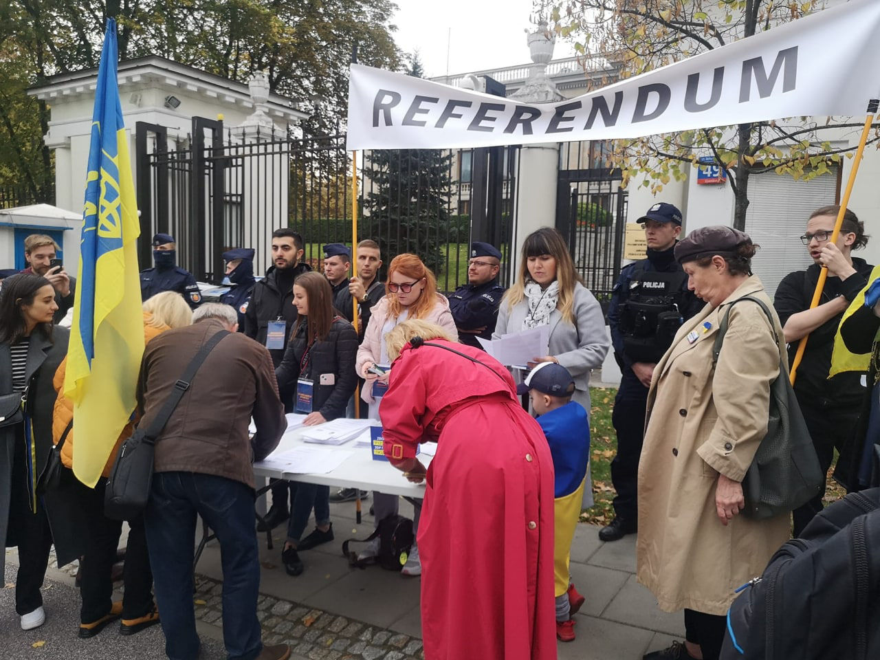 В Варшаве устроили "референдум" по "аннексии" посольства России.