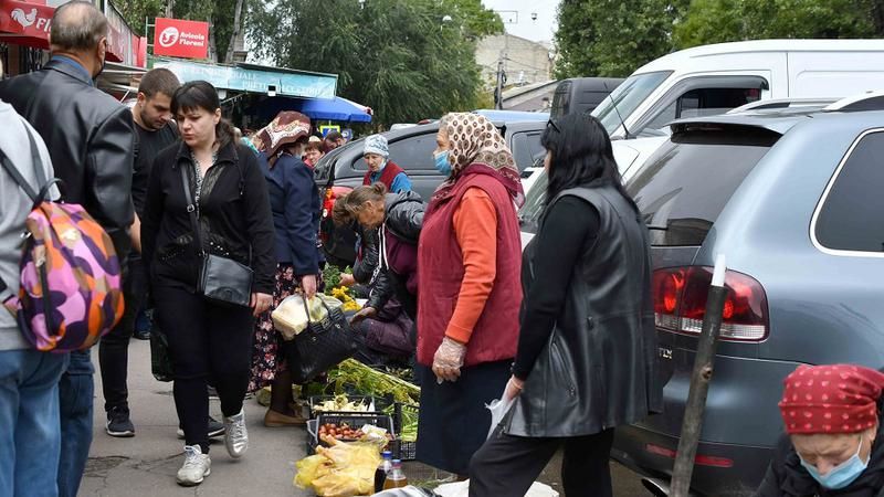 Вокруг центрального рынка люди массово игнорируют меры анти-COVID.