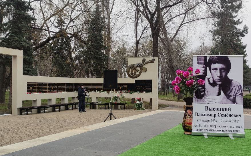 В Бельцах почтили память Владимира Высоцкого — сегодня 85 лет со дня рождения поэта.