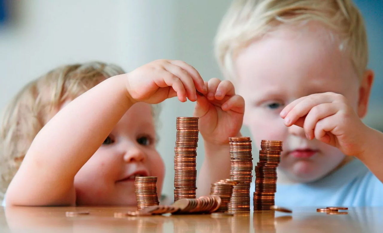În România, alocațiile pentru copii vor crește cu 10,4% începând cu 1 ianuarie 2025.