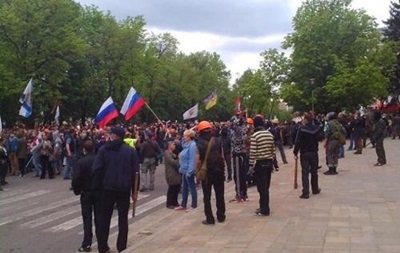 Люди скандируют: «Референдум!», «Донбасс!» «Россия!», «Милиция с народом!»