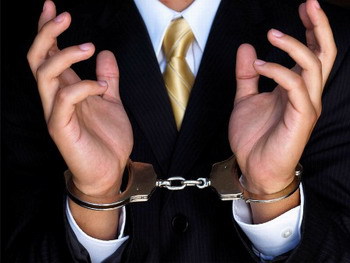 Potrivit Inspectoratului General de Poliţie, tinerii au fost judecați anterior pentru infracțiuni similare.