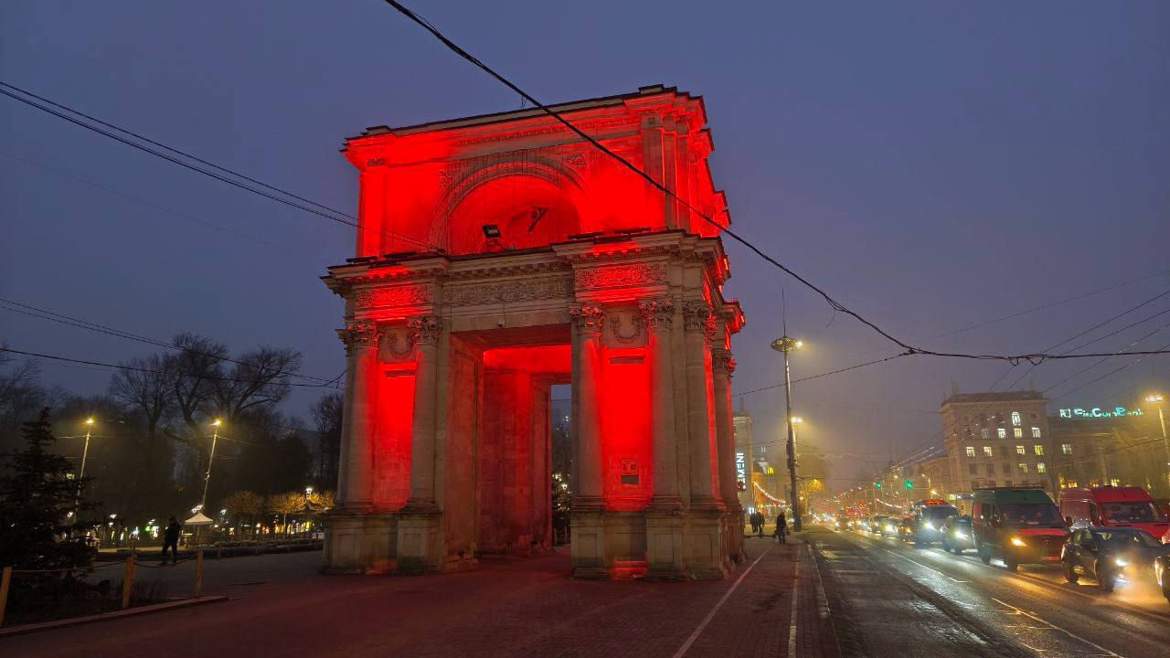 Arcul de Triumf din Chișinău, iluminat în roșu cu ocazia Anului Nou Chinezesc.