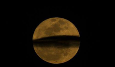 O grotă uriaşă a fost descoperită pe Lună. 