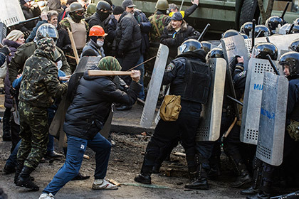 Поводом для такого призыва, по утверждению активистов, стала «подтвержденная информация о высокой вероятности разгона Майдана с помощью бронетехники и огнестрельного оружия». Фото: Влад Содель / Reuters