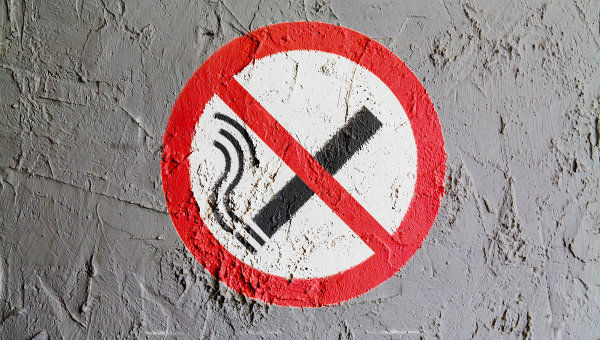 Закон, аналогичный российскому, запрещает гражданам курение табачных изделий в общественных местах.