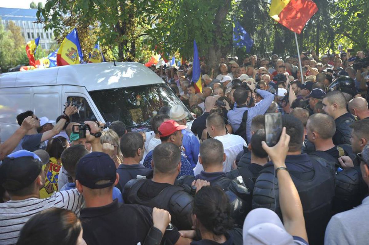 Proprietarul microbuzului buclucaş: Am parcat la indicaţia poliţiştilor
