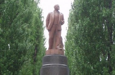 На сайте частных объявлений «Slando» выставили на продажу части свергнутого вчера памятника вождю пролетариата В.И. Ленину.