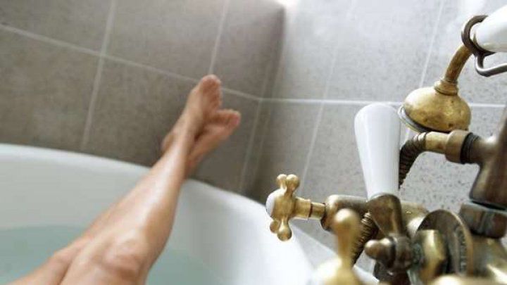 O femeie s-a electrocutat în timp ce îşi făcea un selfie în baie