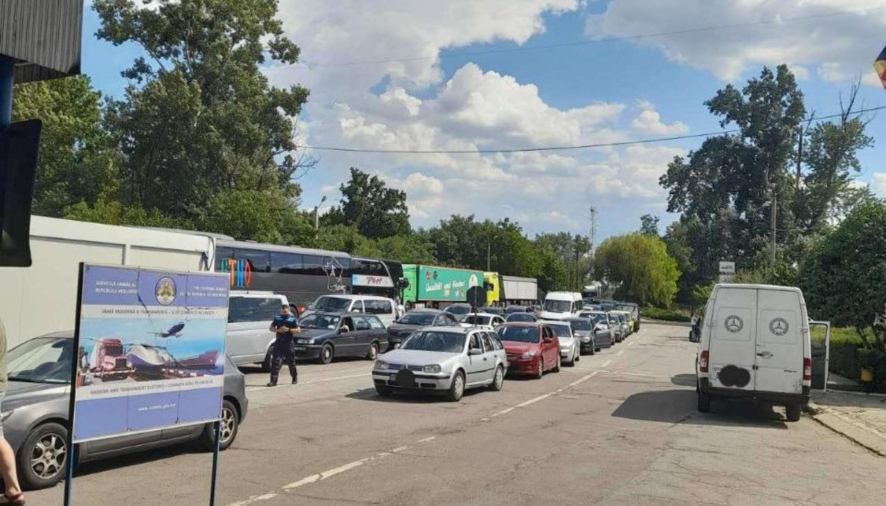 На КПП Скуляны все еще большие очереди.