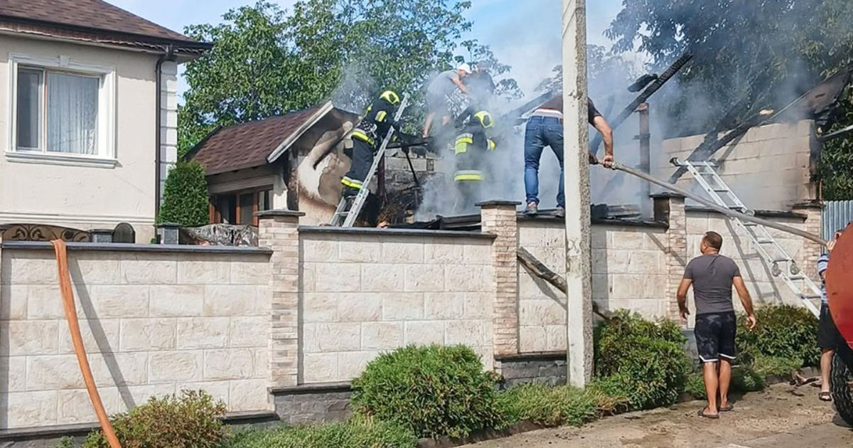Incendiu în satul Țipala: Flăcările au distrus garajul unei case particulare.