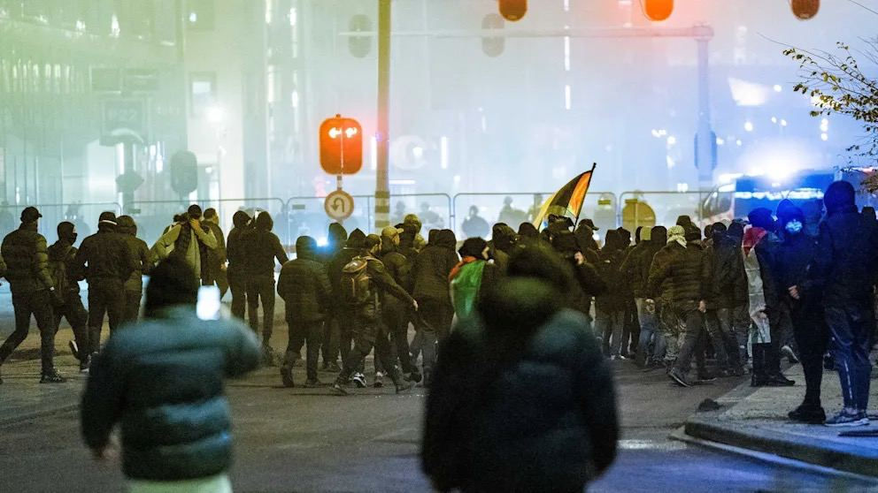 Люди с флагами Палестины напали на израильтян после матча в Амстердаме.