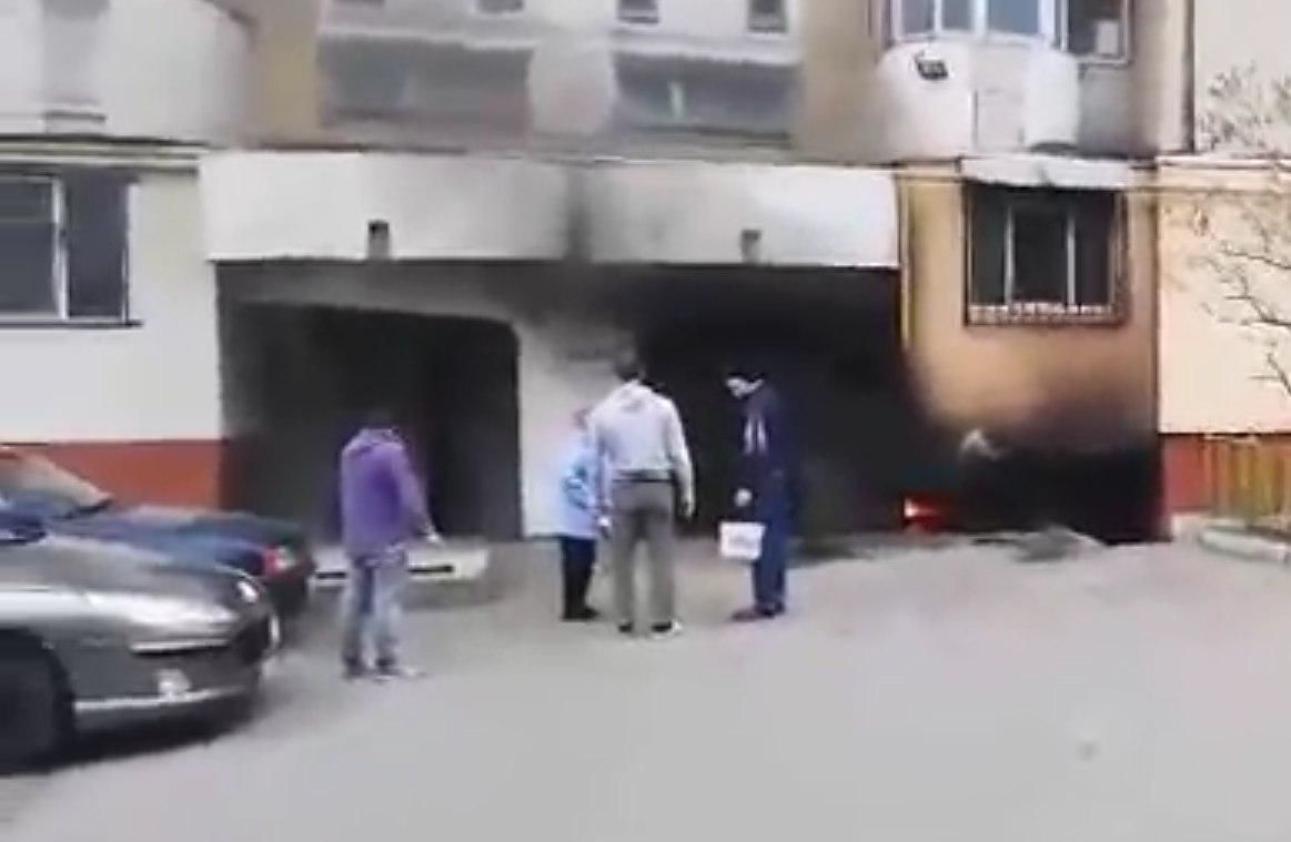 По словам свидетеля, неизвестный кинул под балкон бутылку с горючим.