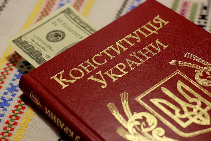 Новый кабинет министров обвиняют в отмывании денег.