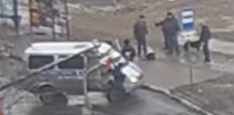 Внезапно под ним обвалился тротуар, и мужчина с головой ушёл в глубокую яму.