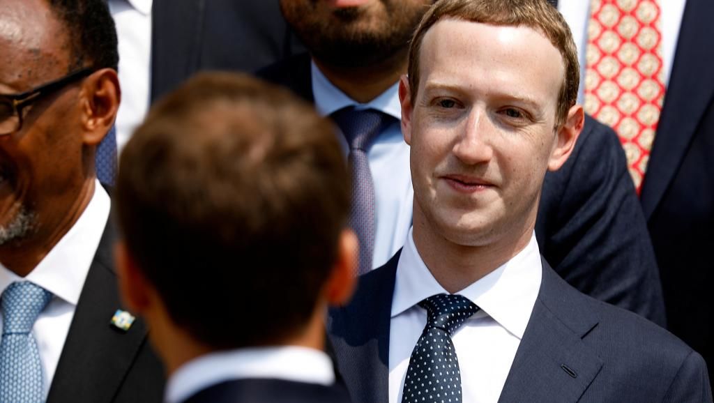 Президент Франции обсудил с главой Facebook участие государства в регулировании интернета.