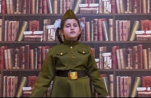 Дочь Илана Шора прочла стихотворение об ужасах войны.