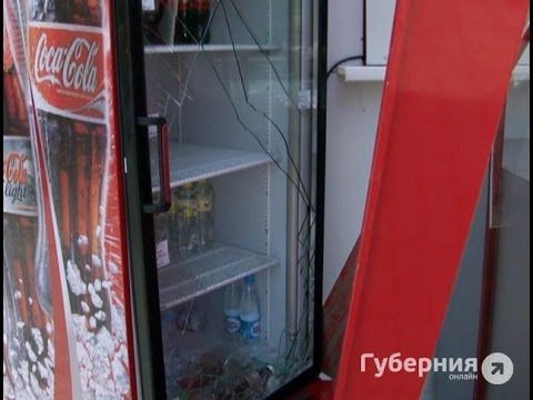 Мужчина взломал холодильник с напитками в центральном парке.