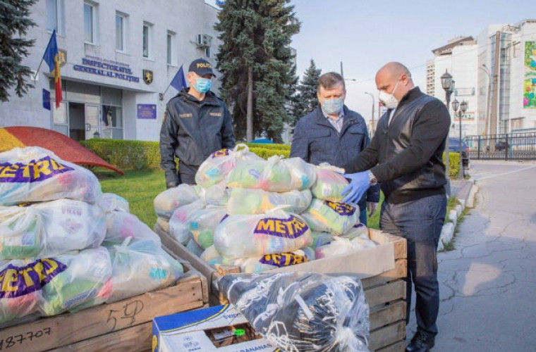 Полиция доставила в Талмазу свыше 100 пакетов с продуктами питания.