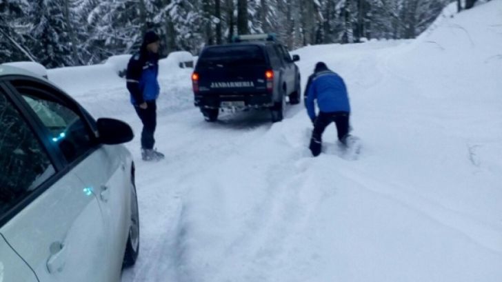 România: Turiști blocați în zăpadă la Sinaia, pe drumul Cotei