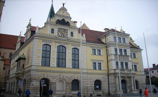 Cîţiva oameni au fost luaţi ostatici de către un bărbat înarmat, în interiorul Primăriei din Ingolstadt (sudul Germaniei).