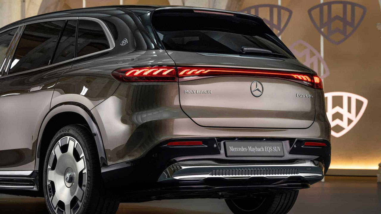 Mercedes-Maybach показал полностью электрический кроссовер EQS.