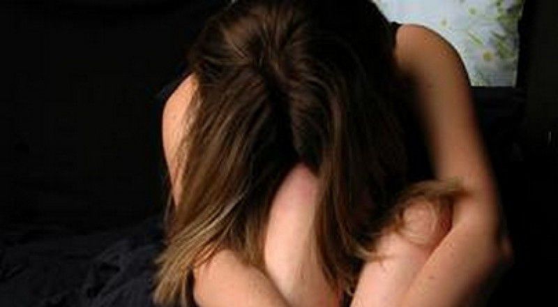 Pericolul din scara blocului: O fată, bătută şi târâtă de doi indivizi. Foto simbol: alsayeda.net